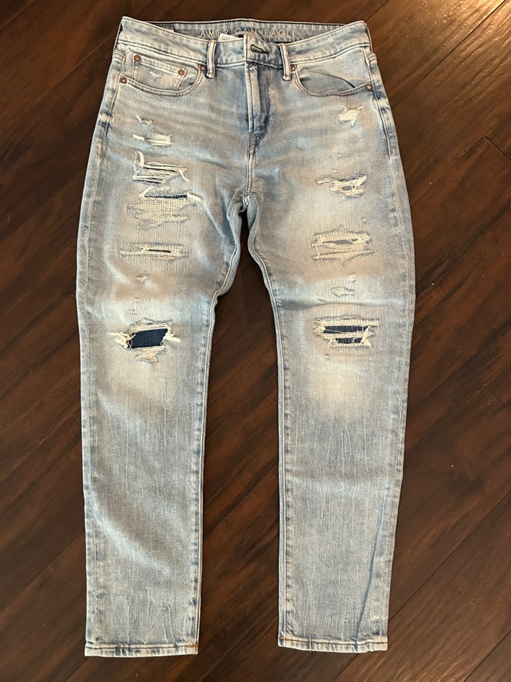 Men’s American Eagle Outfitters Light Wash Distressed Athletic Skinny Jeans NWT